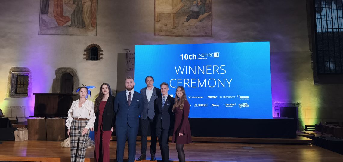 Grupa sześcioro osób nagrodzonych na gali, z tyłu ekran z napisem Winners ceremony