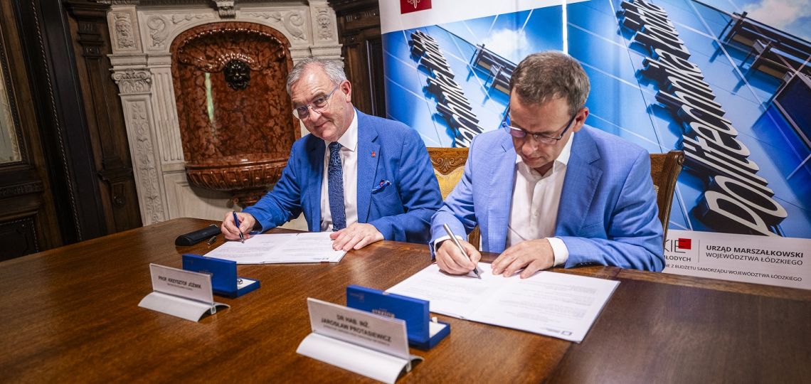 The document was signed by the Rector of Lodz University of Technology, Professor Krzysztof Jóźwik, and the Director of OPI PIB, Prof. Jarosław Protasiewicz. Photo: Marcin Szmidt