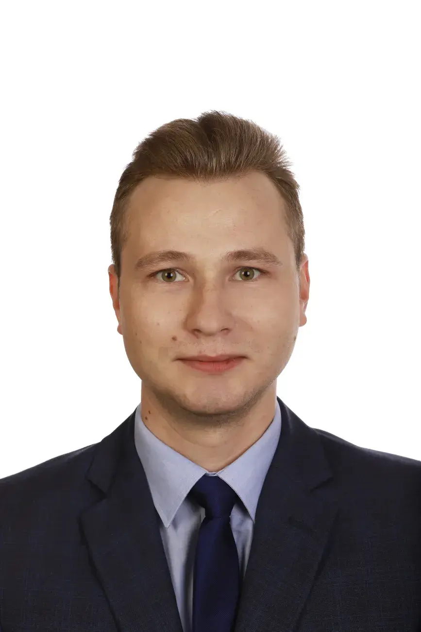 zdjęcie legitymacyjne uśmiechniętego, w garniturze i krawacie