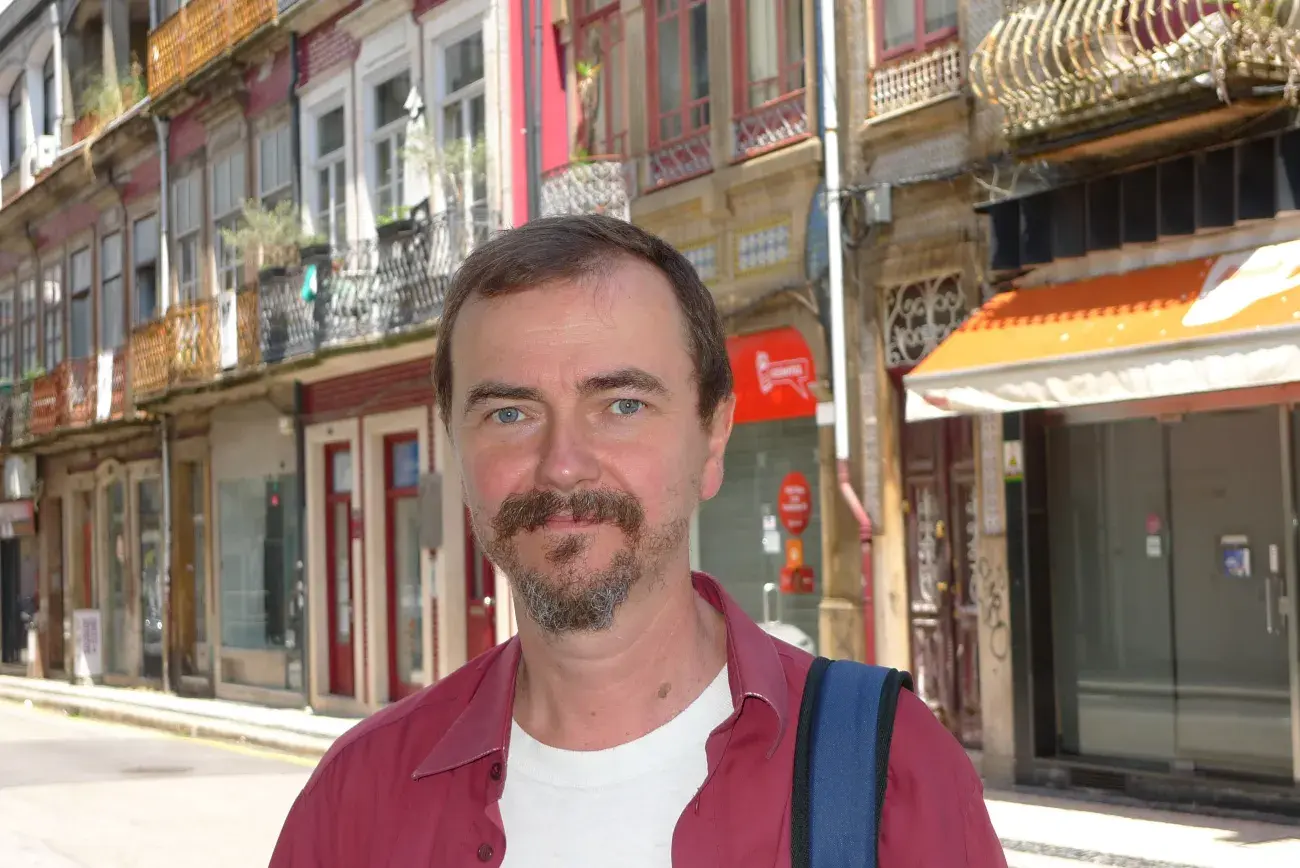 prof. Szymon Grabowski na tle kamienic