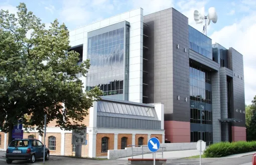 Nowoczesny, przeszklony budynek z szarymi elementami. Fabryka Inżynierów XXI w. Wydziału Mechanicznego.