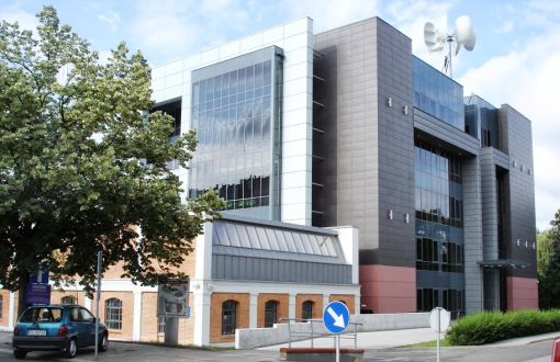 Nowoczesny, przeszklony budynek z szarymi elementami. Fabryka Inżynierów XXI w. Wydziału Mechanicznego.