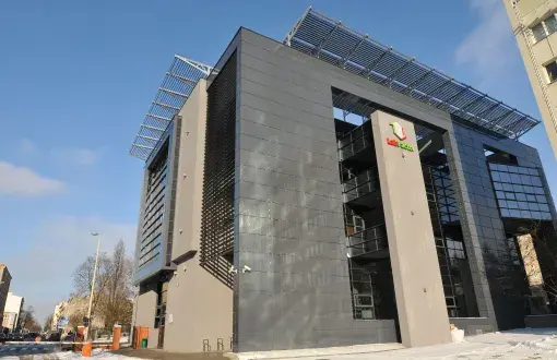 Nowoczesna bryła wysokiego budynku LabFactor w kolorach jasno- i ciemnoszarym.
