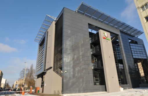 Nowoczesna bryła wysokiego budynku LabFactor w kolorach jasno- i ciemnoszarym.