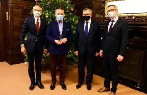 Profosorowie: P. Strumiłło, S. Ledakowicz, K. Jóźwik i Ł.Albrecht - wszyscy w garniturach stoją w eleganckim wnętrzu, w tle choinka.
