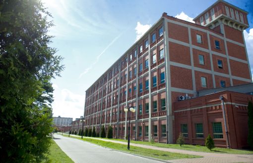 5-cio kondygnacyjny, ceglany budynek Biblioteki Politechniki Łódzkiej.