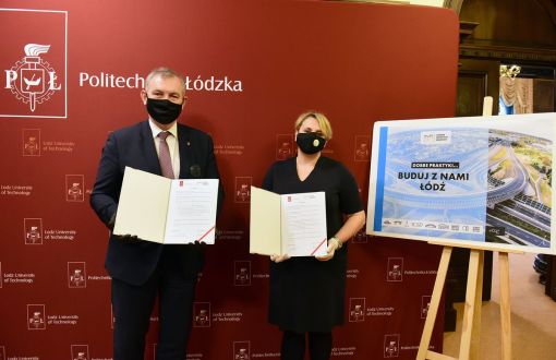 Prof. Krzysztof Jóźwik w garniturze i Agnieszka Kowalewska – Wójcik, dyrektor Zarządu Inwestycji Miejskich prezentują podpisane dokumenty na tle bordowej ścianki z logotypem PŁ. Obok sztaluga z informacyjną grafiką.