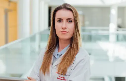 Zdjęcie portretowe: Daria Duś w białym fartuchu.