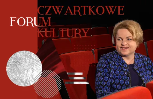 Grafika cyklu Czwartkowe Forum Kultury. Na widowni sali widowiskowej PŁ, w jednym z bordowych foteli siedzi Katarzyna Bosacka. Po lewej stronie bordowo-szara grafika i napis Czwartkowe Forum Kultury.
