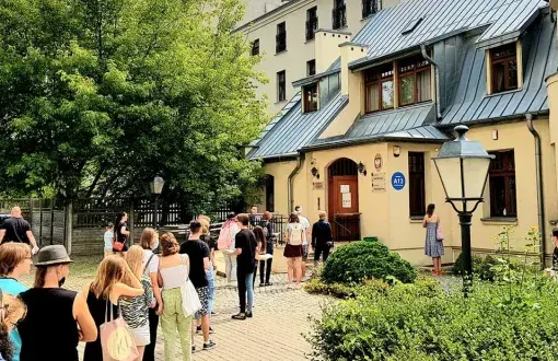 Słoneczny dzień. Kolejka kandydatów na studia przed budynkiem rekrutacji PŁ.