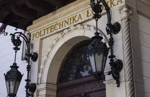 Wejście do budynku rektoratu Politechniki Łódzkiej
