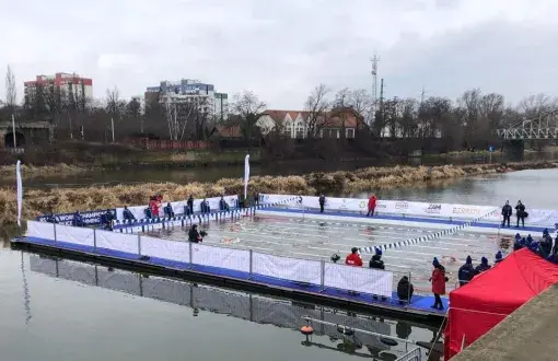 Na tym wydzielonym na Odrze basenie odbyły się MŚ w Pływaniu Lodowym
