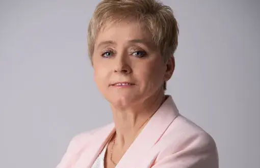 Zdjęcie portretowe: prof. Małgorzata Matusiak na szarym tle.
