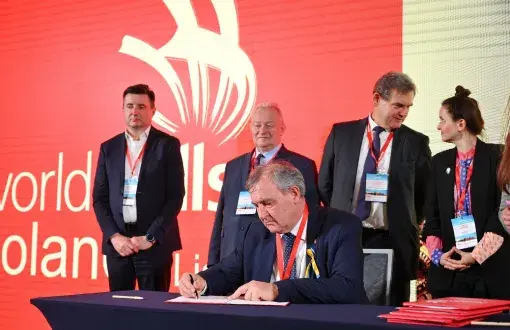 Rektor Jóźwik podpisuje porozumienie