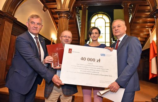 The check from the Rectors of TUL and MUL was collected by dr hab. n. med. Agata Sakowicz and dr hab. n. med. Tadeusz Pietrucha, MUL Prof. photo: Jacek Szabela