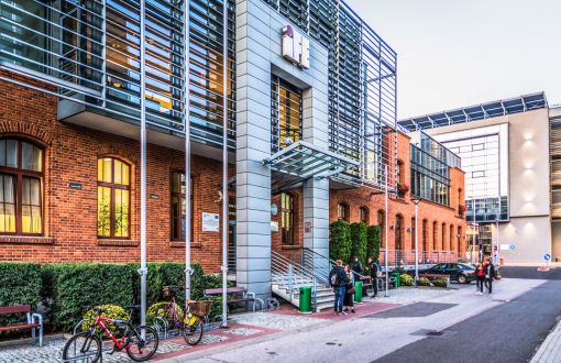 Ceglany budynek Centrum Kształcenia Międzynarodowego z nowoczesnym wykończeniem.