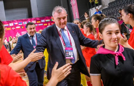 prof. Krzysztof Jóźwik przechodzi wśród zawodników.