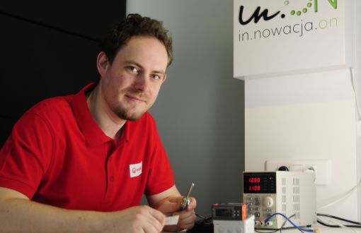 Dominik Wardęszkiewicz siedzi przy biurku.