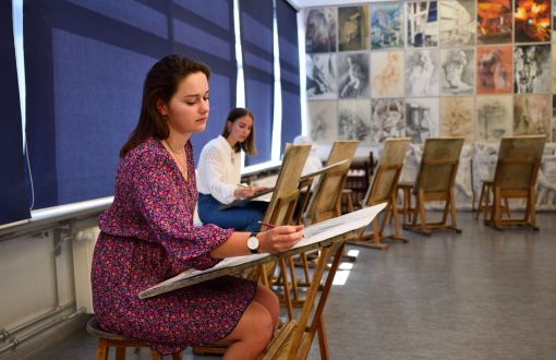 Zdjęcie poglądowe: studenci PŁ na zajęciach plastycznych.