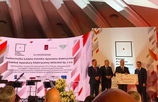 Podczas gali finałowej, prof. Piotr Borkowski trzyma symboliczny czeka na 25 tysięcy złotych