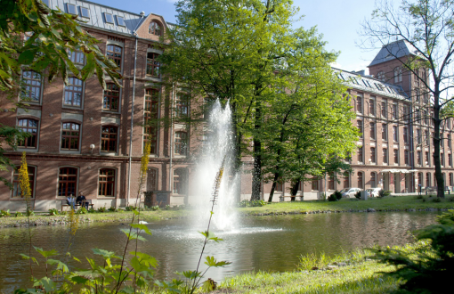 Budynek Trzech Wydziałów w kampusie PŁ