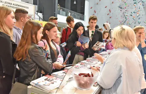 Kandydaci zainteresowani studiami stoją przy stoisku PŁ na Łódzkim Salonie Maturzystów