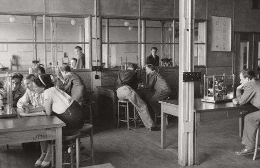 Studenci w laboratorium Wydziału Włókienniczego, fot. arch. Muzeum PŁ