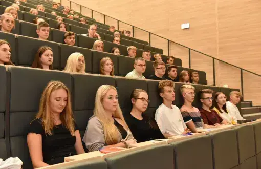 Uczestnicy Tygodnia z matematyką i fizyką na PŁ siedzą w sali wykładowej.