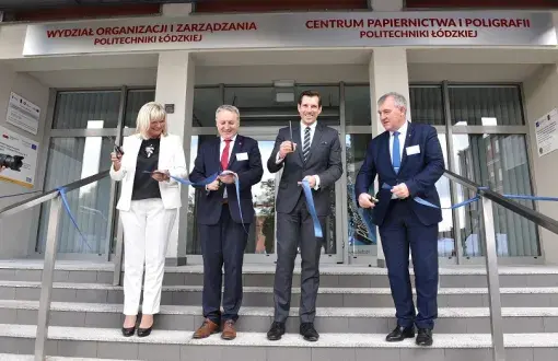 Na stopniach budynku stoją od lewej: dziekan prof. Agnieszka Zakrzewska-Bielawska, Andrzej Górczyński, członek Zarządu Województwa Łódzkiego, wojewoda Tobiasz Bocheński i rektor prof. Krzysztof Jóźwik