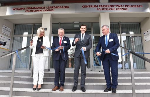 Na stopniach budynku stoją od lewej: dziekan prof. Agnieszka Zakrzewska-Bielawska, Andrzej Górczyński, członek Zarządu Województwa Łódzkiego, wojewoda Tobiasz Bocheński i rektor prof. Krzysztof Jóźwik