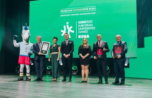 Rektor Pł, Prof. Krzysztof Jóźwik z przedstawicielami uczelni odbiera nagrodę, fot. arch. organizatora