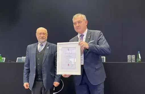 Rektor PŁ z certfikatem za wyrózniona informatyke