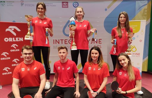Studenci z sekcji tenisa stołowego z medalami i pucharami oraz trenerką, fot. arch. CS
