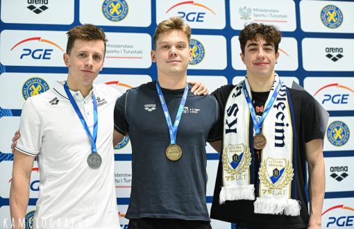 Marcel Wągrowski (w środku) złoty medalista na MP w pływaniu w Bygdoszczy, fot. arch. Centrum Sportu
