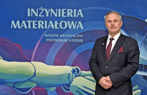 dr inż. Adam Rylski z Instytutu Inżynierii Materiałowej PŁ na tle ścianki