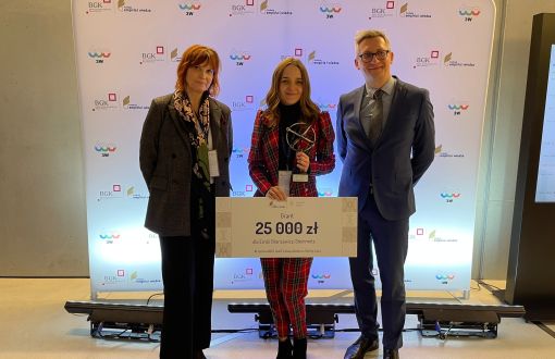 Mgr inż. Emila Brancewicz-Steinmetz holding her prize check, accompanied by professor Łukasz Albrecht, Vice-Rector for Science