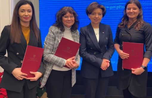 App designers with Minister Marlena Maląg. From left: dr hab. inż. Justyna Szulc, TUL professor, dr hab. inż. Katarzyna Majchrzycka, CIOP-PIB professor, Marlena Maląg, dr Małgorzata Okrasa, CIOP-PIB