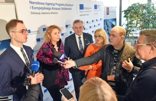  W czasie konferencji prasowej. Wypowiada się rektor PŁ prof. Krzysztof Jóźwik, obok dyrektor CWM dr inż. Dorota Piotrowska i dyrektor Bartosz Stawiarz z FSRE