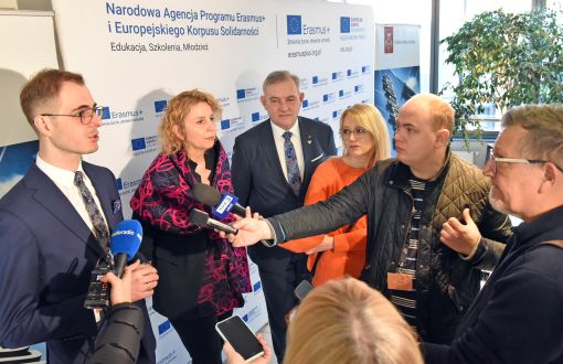  W czasie konferencji prasowej. Wypowiada się rektor PŁ prof. Krzysztof Jóźwik, obok dyrektor CWM dr inż. Dorota Piotrowska i dyrektor Bartosz Stawiarz z FSRE