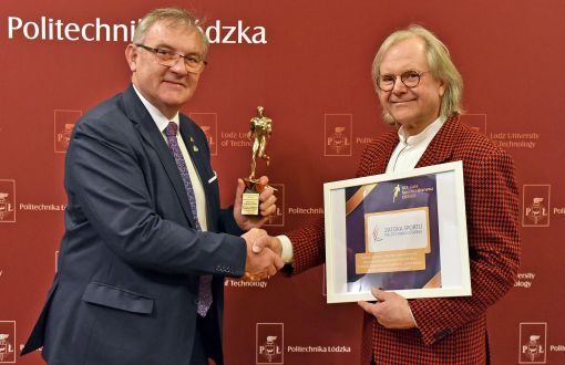 prof. Krzysztof Jóźwik i Witold Nykiel ze statuetką dla Zatoki Sportu Politechniki Łódzkiej, fot. Jacek Szabela