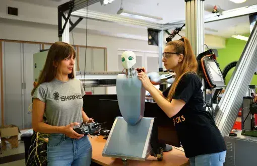 Studentki kierunku automatyka i sterowanie robotów na WEEIA PŁ, fot arch. PŁ