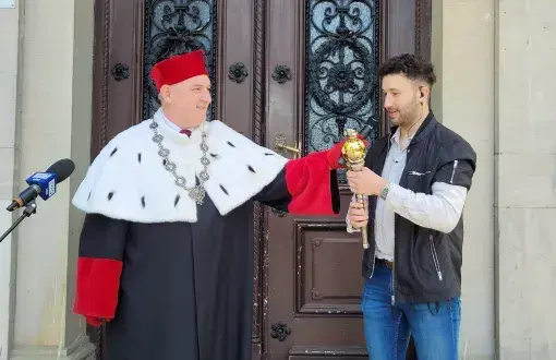 Rektor PŁ, prof. Krzysztof Jóźwik przekazuje symbol władzy przewodniczącemu SSPŁ Krzysztofgowi Sobieckiemu, fot. Jacek Szabela