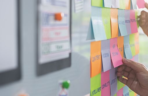 Grafika promująca szkolenia Dostępna PŁ