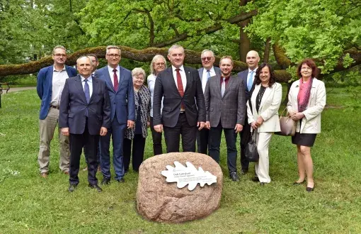 Przedstawiciele władz PŁ przy pomniku Fabrykanta, fot. Jacek Szabela