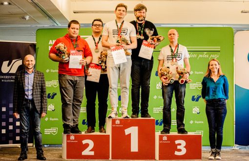 Reprezentanci PŁ odbierają nadrody na AMP w brydżu sportowym Bartosz Bejenka i Tomasz Krym na najwyższym podium, fot. arch. AZS PŁ