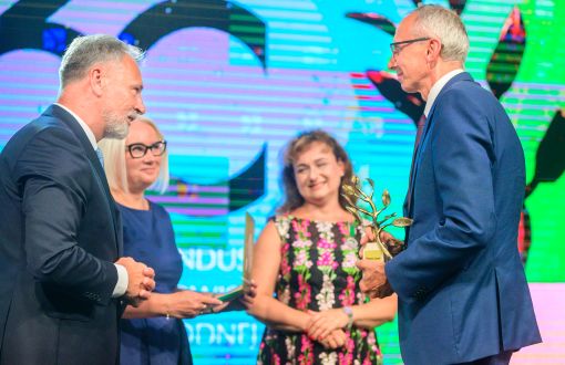 prof. Paweł Strumiłło odbiera nagrodę podczas 30-lecia WFOŚIGW, fot. Sebastian Szwajkowski, Radio Łódź