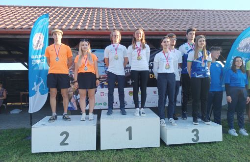 Studentki i studenci na podium w Mistrzostwach Polski w łucznictwie, fot. Adam Siudak
