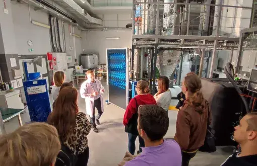 Młodzieź poznaje laboratoria w budynku LabFactor
