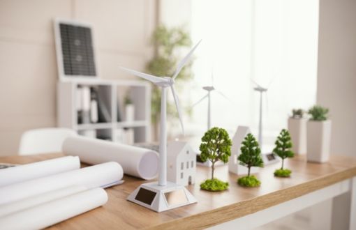 makieta wiatraków i dzrew na stole projektanta
