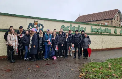 Students of the PŁ stand in front of the company Aciéries Hachette et Driout